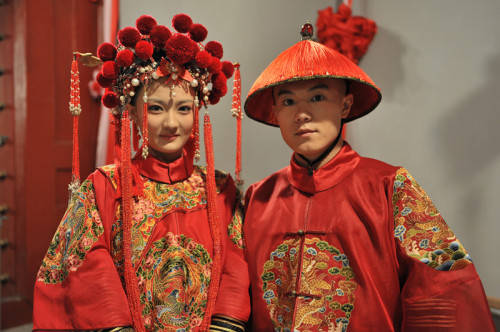 孟静娴出嫁都是戴翠戴金,连宫女浣碧都是,为啥玉娆那么朴素?_甄嬛