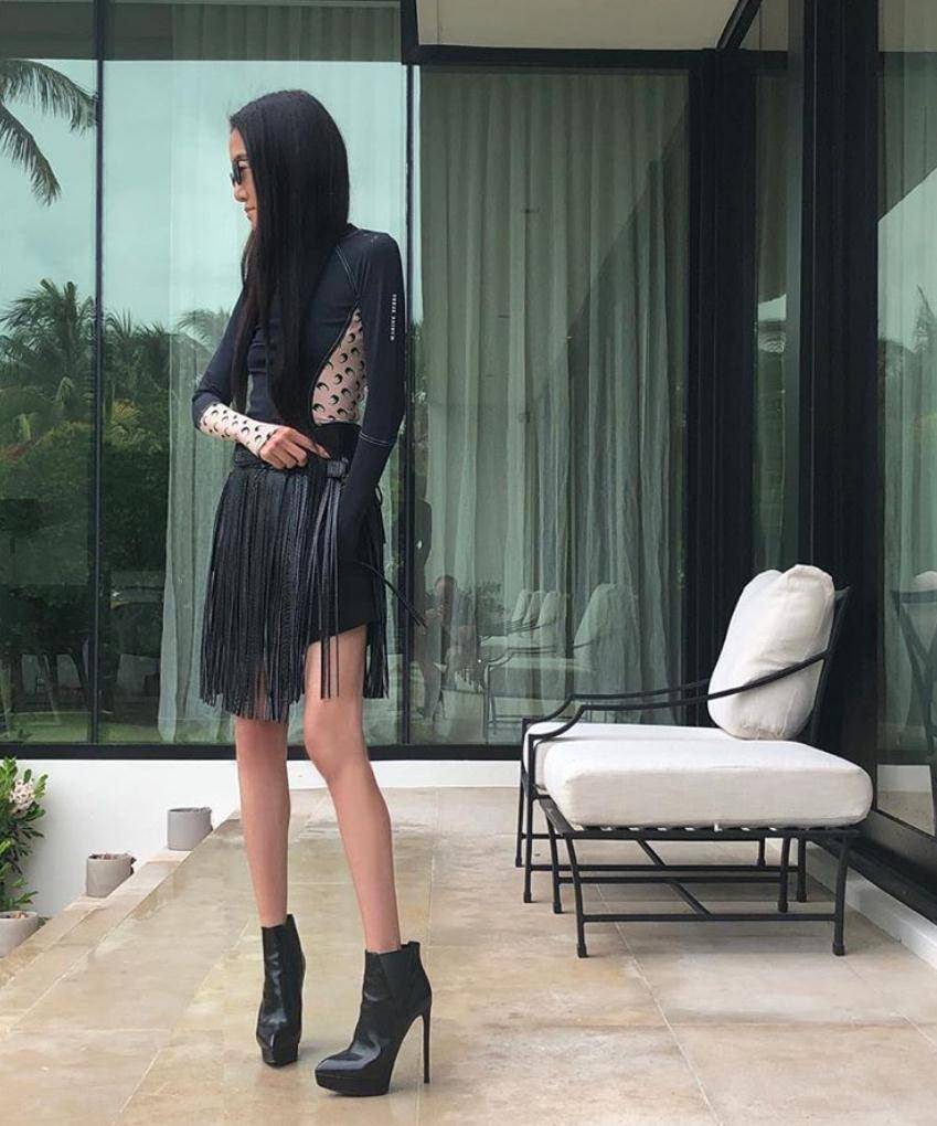 黑色|“婚纱女王”王薇薇不服老，“流苏裙”穿出少女样，一点不像70岁