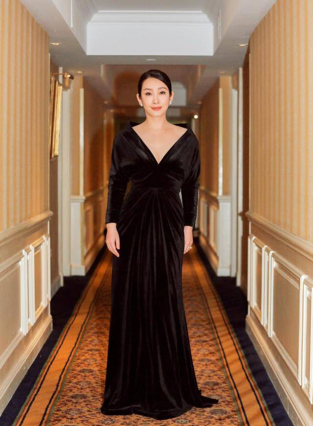 腰带|41岁的秦海璐夏日机场穿搭真洋气，穿黑色连衣裙减龄时髦，超好看