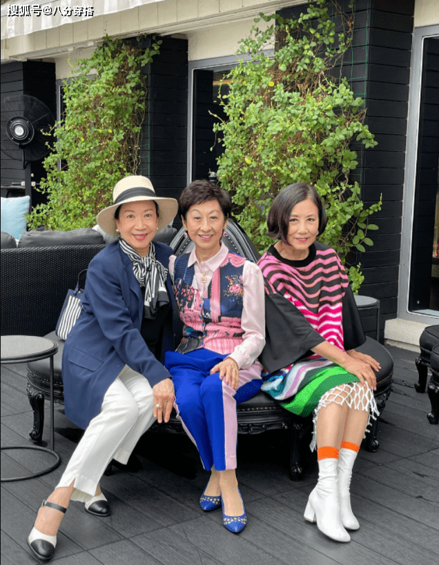 颜色|汪明荃真是“奶奶圈顶流”，穿彩色条纹裙时髦洋气，比年轻人还潮