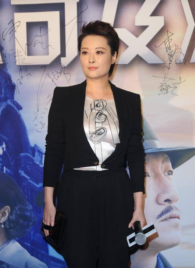 短裙|袁立真实会选衣服，垫肩短裙太霸气，一般人穿不出来这效果