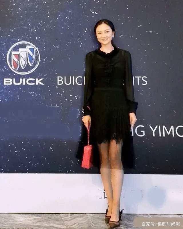 设计|陈婷随老公张艺谋出活动，穿v领长裙美成公主样，脸上笑容没断过