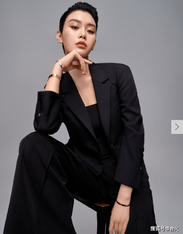 奚梦瑶|奚梦瑶戴40万手镯拍大片，穿紧身衣裹纤细腰身，小腹平坦不见孕肚