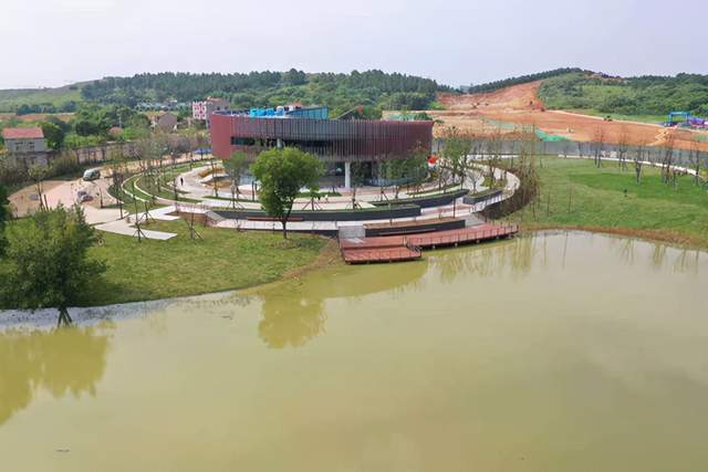 经几个月的努力,展示馆壮观屹立在原庙岭镇大方湾,与展馆配套的花坛