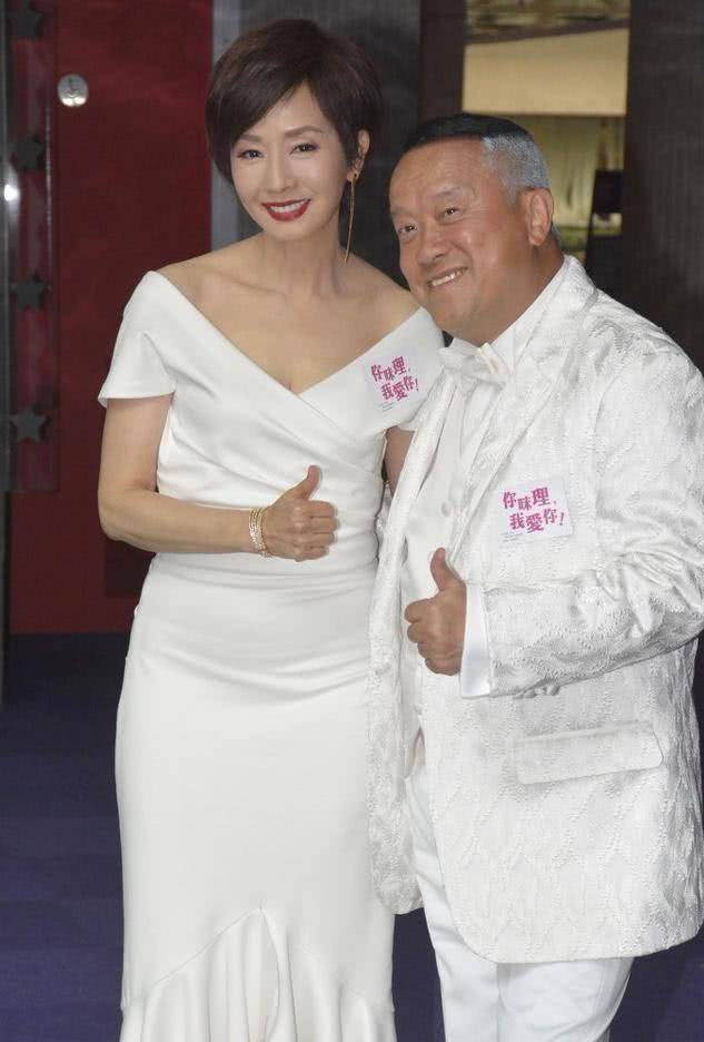 身材|张国荣爱过的毛舜筠也老了，穿大V领连衣裙配短发，老得真实更美