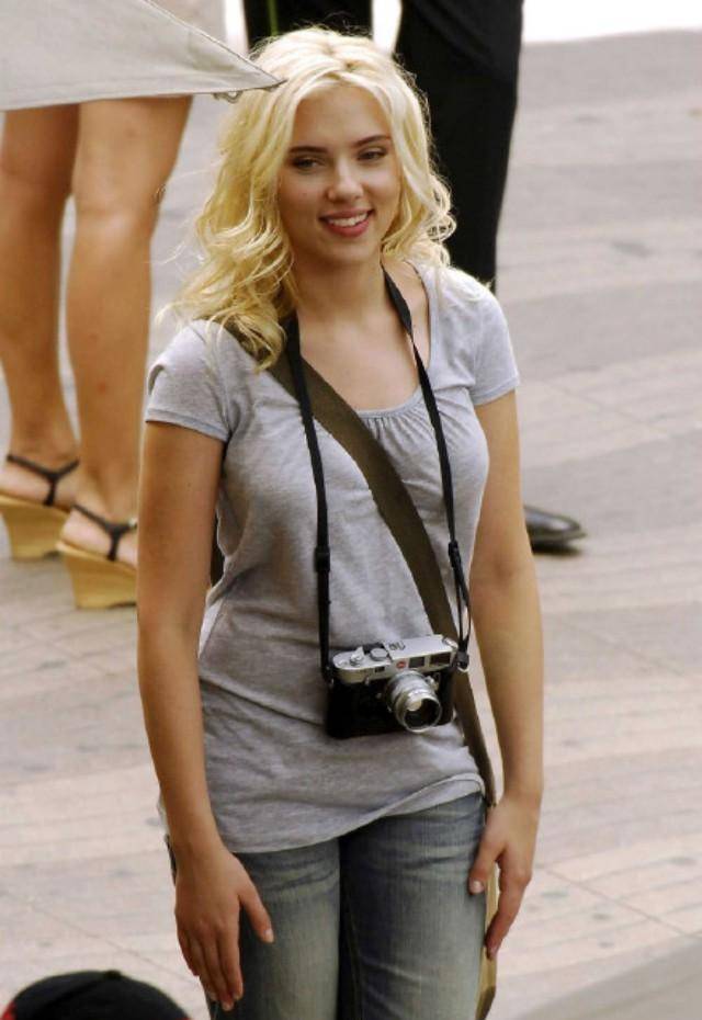 曲线|斯嘉丽可真敢穿，“睡衣裙”也能直接穿出来，身材性感真撩人！