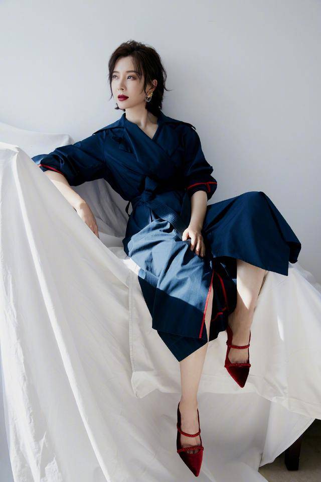 衣裙|佩服陈数，穿深蓝色风衣裙还曲腿坐，配丝绒高跟鞋美腿更撩人了