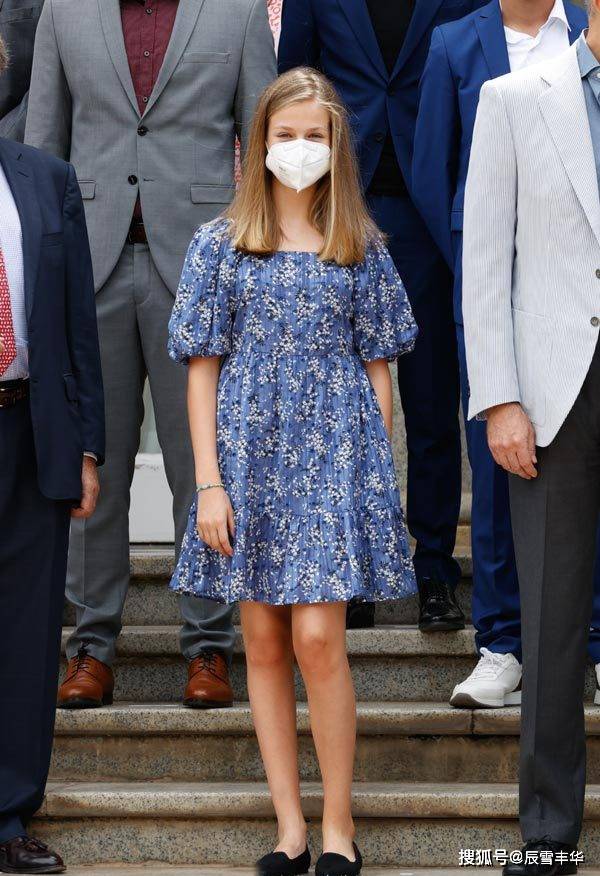 原创莱昂诺尔越来越时髦穿大红色连衣裙美得高级且不失活力