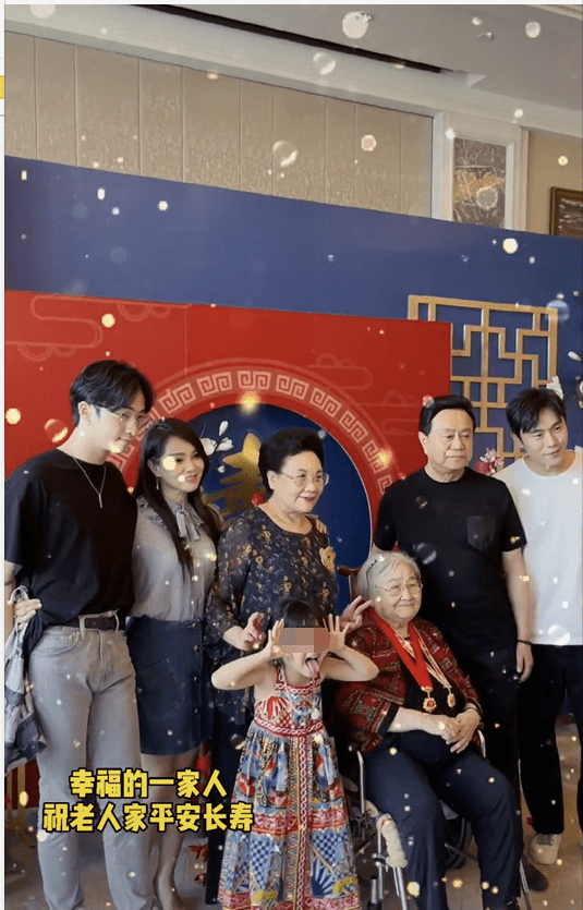 秦昊姥姥寿宴现场曝光!伊能静与婆婆搂腰热聊很亲密