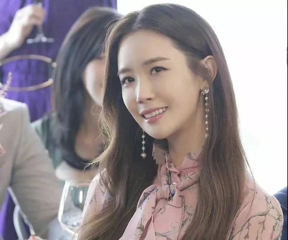 如何变成一个有气质的女生 42e50984f9e543caaf40eadada3c6b54.jpeg