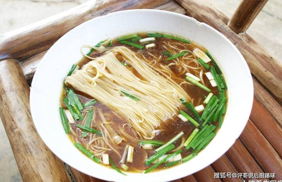 下锅|煮面条时，开水下锅是大错，面馆老板：牢记3点，面条爽滑又劲道