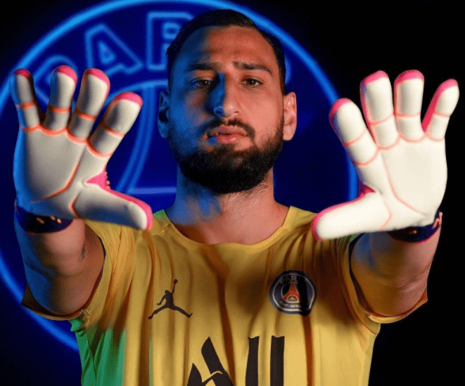 为了能够夺得梦寐以求的欧冠冠军,法甲巨无霸在19年从银河战舰皇家