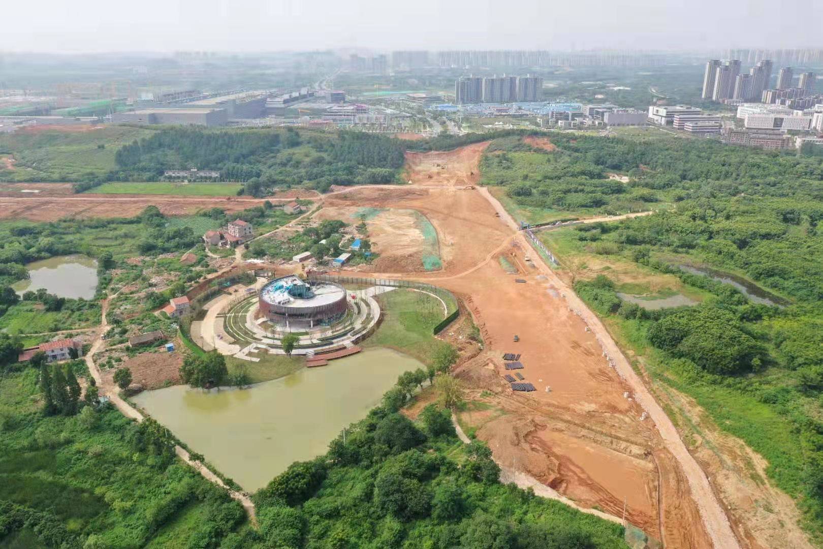 紅蓮湖大數據雲計算產業園,總投資逾百億元,是湖北省的重點投資建設