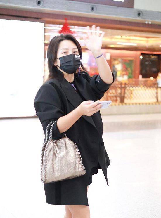 何洁穿宽松西装难掩小腹隆起,身材发福星味全无