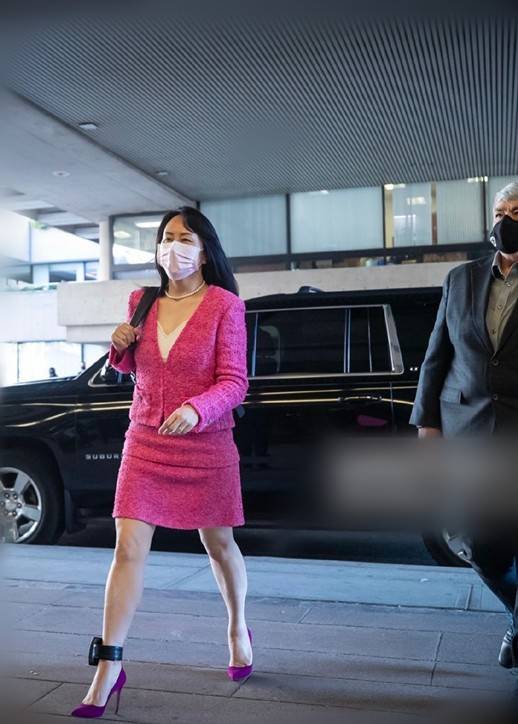 49岁孟晚舟成职场穿搭模板西装配短裙干练不失优雅高级感爆棚