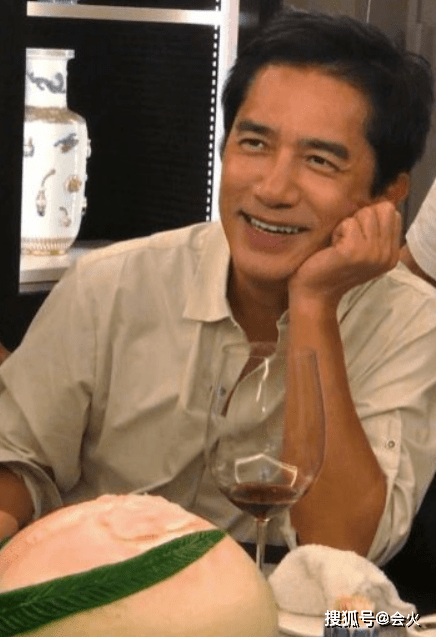 刘嘉玲与弟媳素颜骑行!皮肤蜡黄打扮似男人