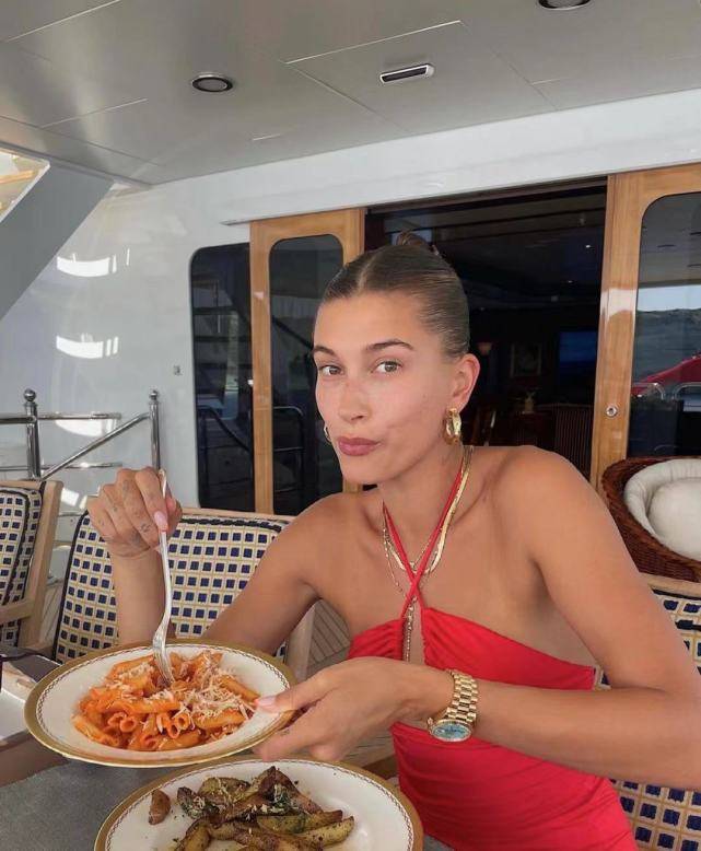 希腊|比伯夫妇甜蜜游希腊!迷妹妻子挖空心思秀身材,高级脸美过赛琳娜