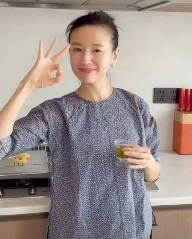 网友偶遇董洁母子逛街,董洁紧紧抓着12岁顶顶的手腕
