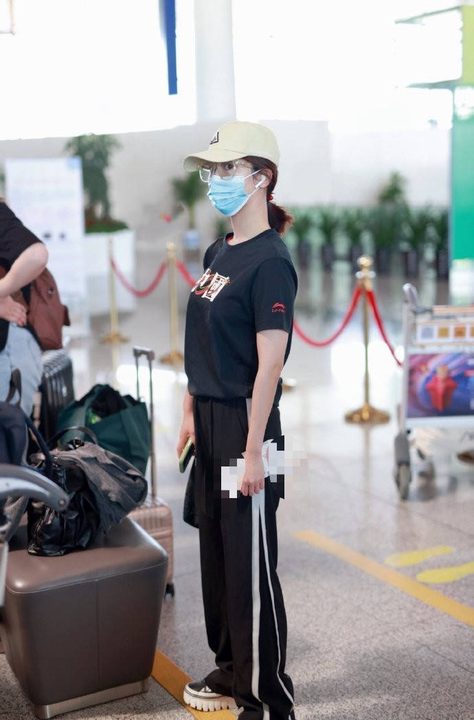 原创杨紫都奔三了,机场穿"校服裤"仍能扮女学生,带着行李似放暑假