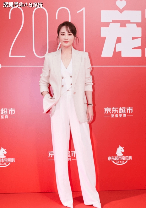 身材|蒋勤勤也“翻车”？一袭裸色连衣裙温婉优雅，短卷发造型太拉气质