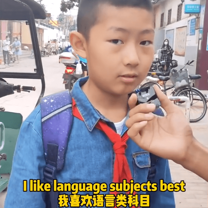 河北一老师街头用英文采访小学生 二年级男孩流利的英文令人意外 英语