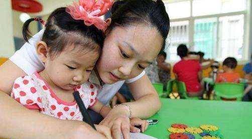 带着|送女儿上幼儿园，她半路叫了一个人，我知道自己的婚姻完了