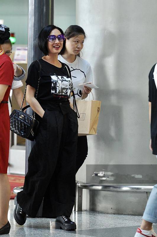 裙子|朱茵走红毯旧照，皮肤黑的出油身材又壮实，并不像营销那么漂亮！