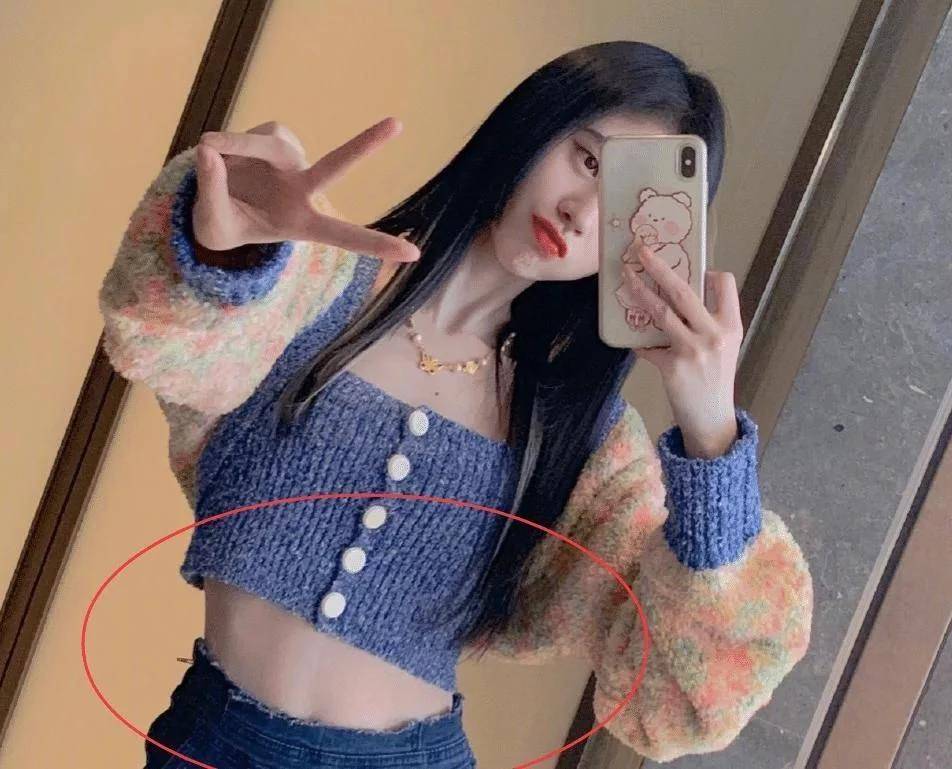 鞠婧祎时常健身,所以很多她的照片都露出她的小蛮腰,因为她的马甲线很