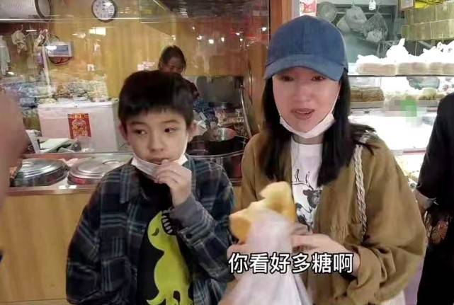 网友偶遇董洁母子逛街,董洁紧紧抓着12岁顶顶的手腕