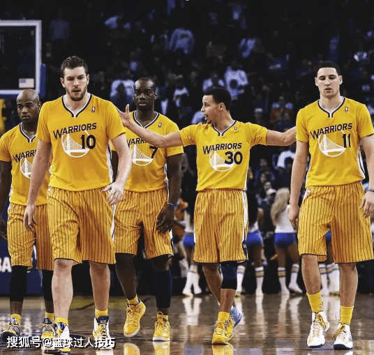 球迷|NBA这些球衣设计简直离谱！勇士像穿睡衣打球，公牛红蓝配太辣眼