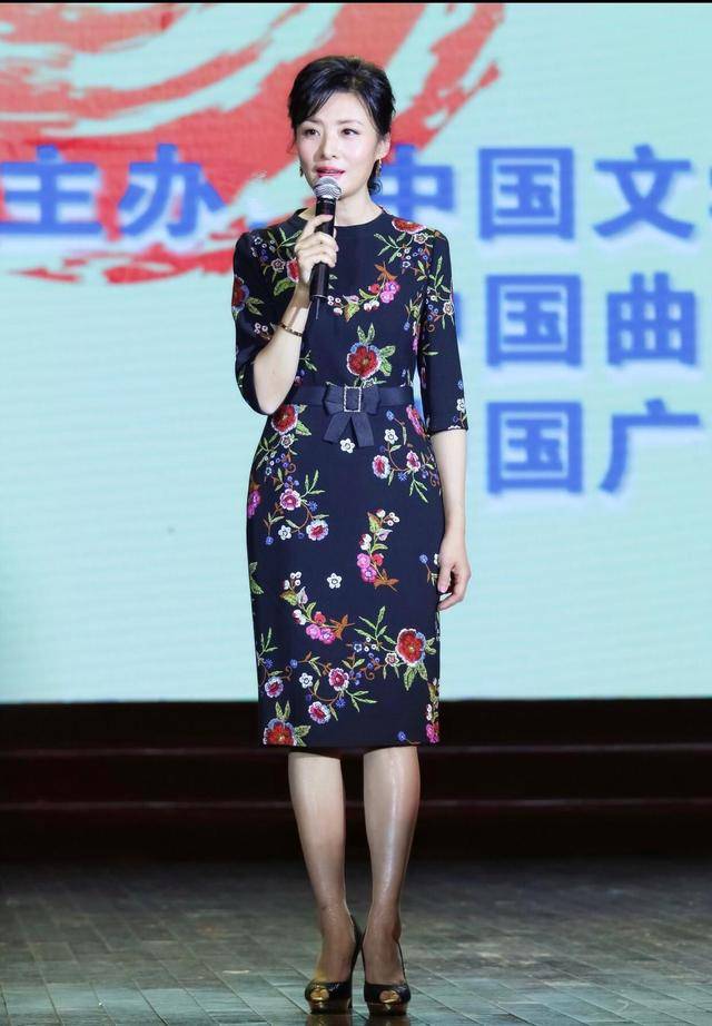 一身|左小青气质真好,穿一身刺绣连衣裙优雅端庄,太给70后女星长脸了