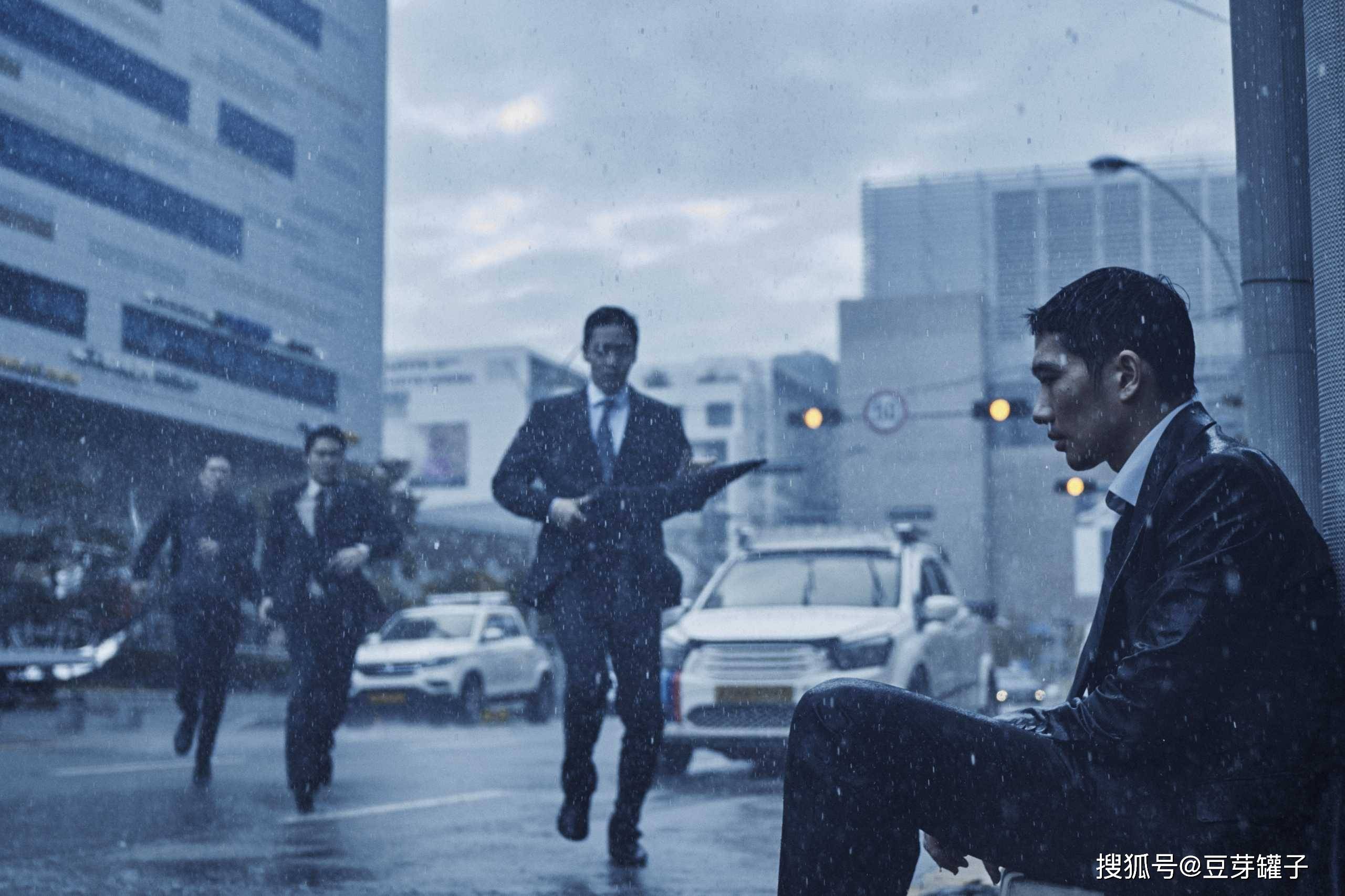 韩国黑帮电影《乐园之夜》:女人上一秒被调戏,下一秒杀人如蚁!
