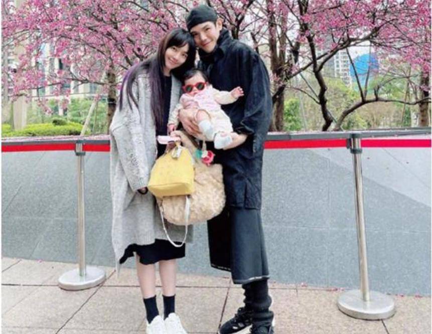 郭碧婷产后复出脸部浮肿,穿粉衣却无半分少女感?