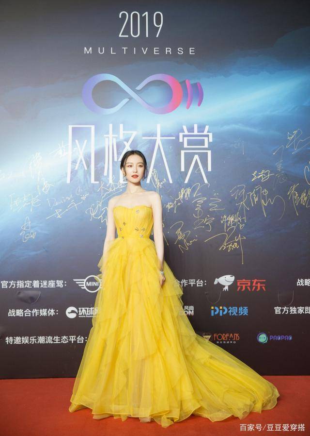 李嘉欣穿荷叶边裙难掩凹凸感,被父子俩牵手超宠溺