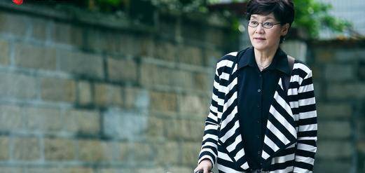 大气|潘虹65岁也优雅大气,一身蓝裙搭配得体大方,比刘晓庆老得更自然