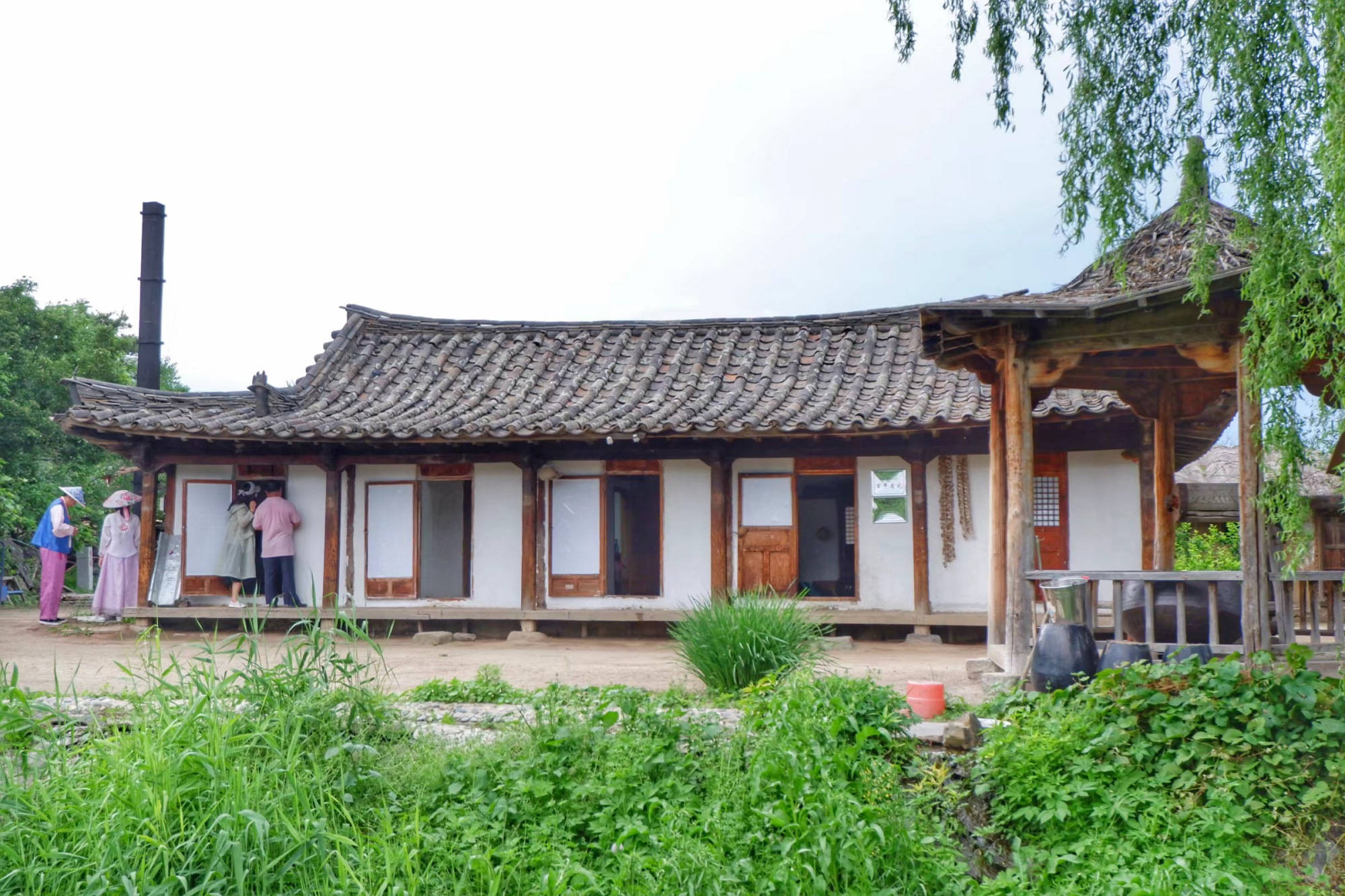 来到古老的朝鲜族部落,这里有一百年前的古老民居,也有身着朝鲜族服饰