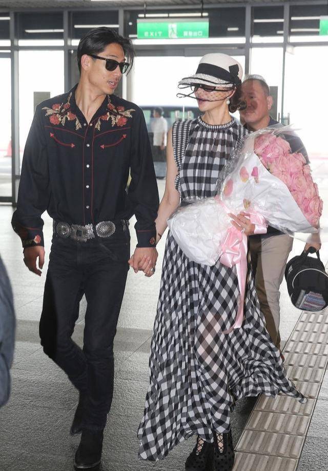 黑色|林志玲穿衣真高级,蕾丝“包裹”丰满身材,45岁穿半透明裙太撩人