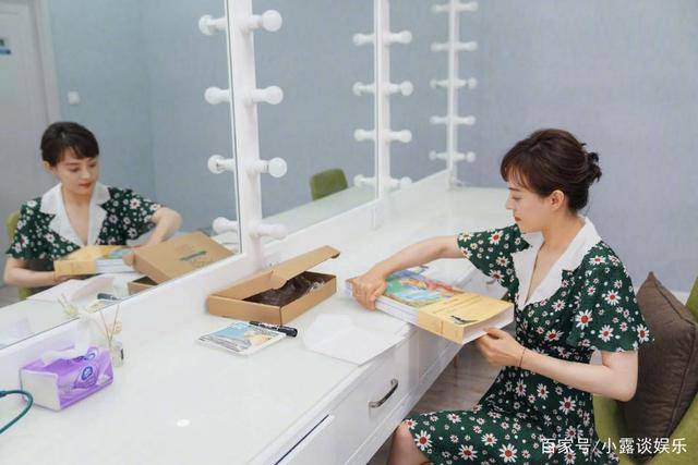 长发|孙俪身穿绿色小碎花裙，气质十分温柔