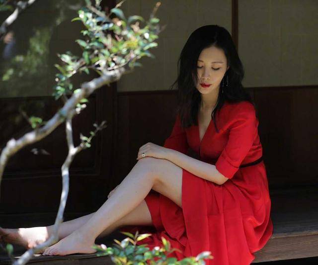 因为|田朴珺终于惊艳一回，穿白色透视纱裙配大波浪卷发，美得认不出