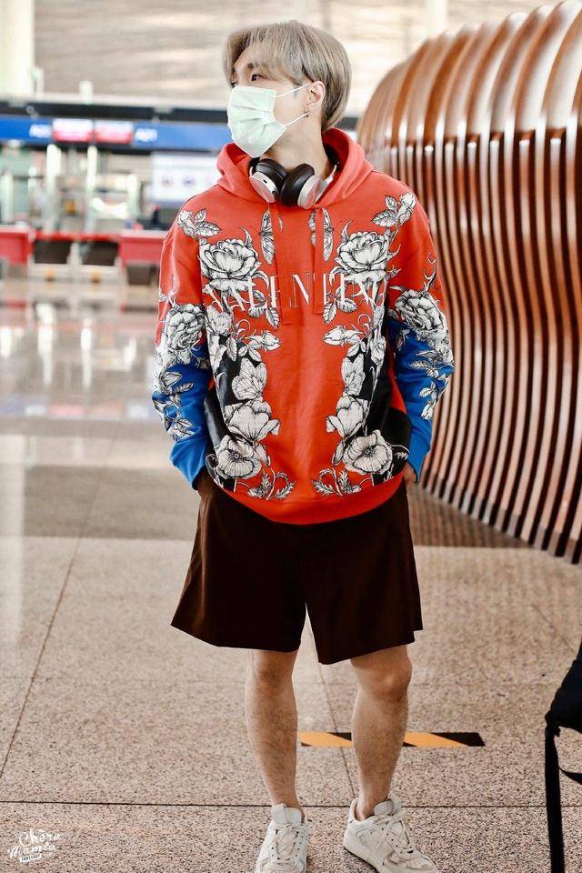 原创张艺兴新发色现身机场红色印花卫衣配短裤耳机挂在脖子上好潮