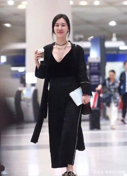 田朴珺|田朴珺时尚感太强,穿抹胸裙配黑裤走红毯,气质搭配还是头一次见