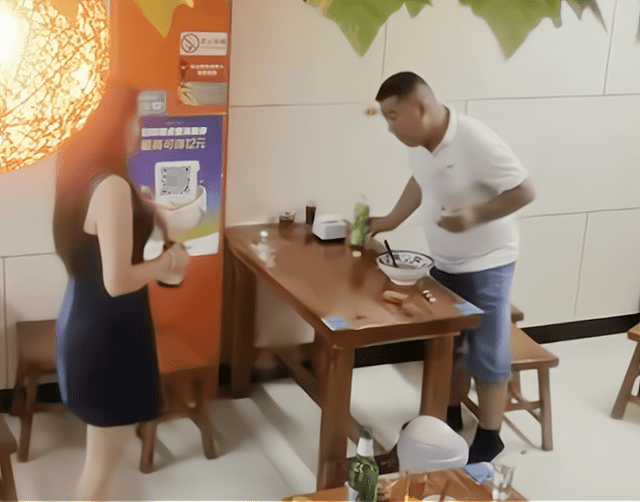 举动|男子吃棒棒糖被泼满脸水，老板娘的近视眼惹祸，以为他在抽烟