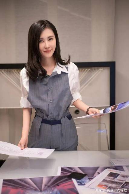 田朴珺|田朴珺时尚感太强，穿抹胸裙配黑裤走红毯，气质搭配还是头一次见