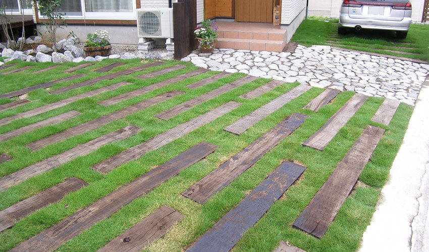 院子打水泥太呆板 种草坪拼铺旧大木板 院内景色好花的钱还少 地面