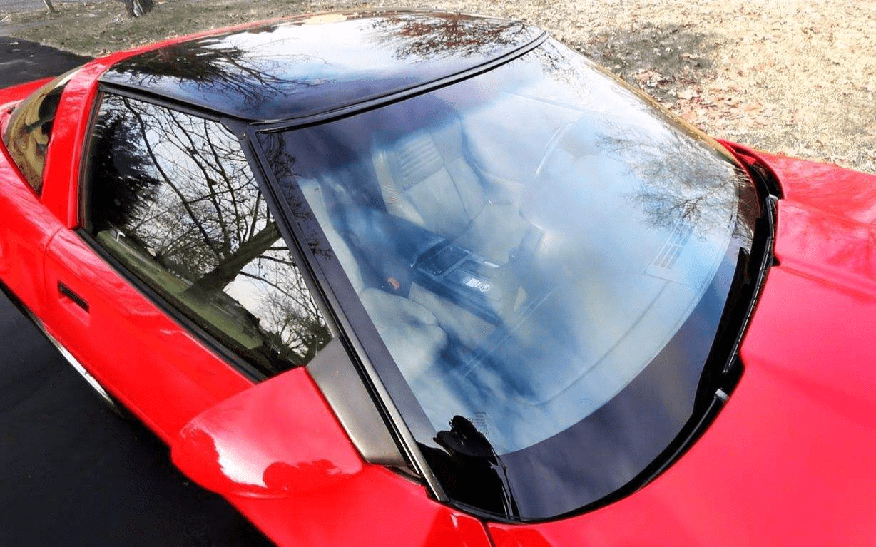 汽车挡风玻璃容易坏吗电影中踢开挡风玻璃的画面可以实现吗