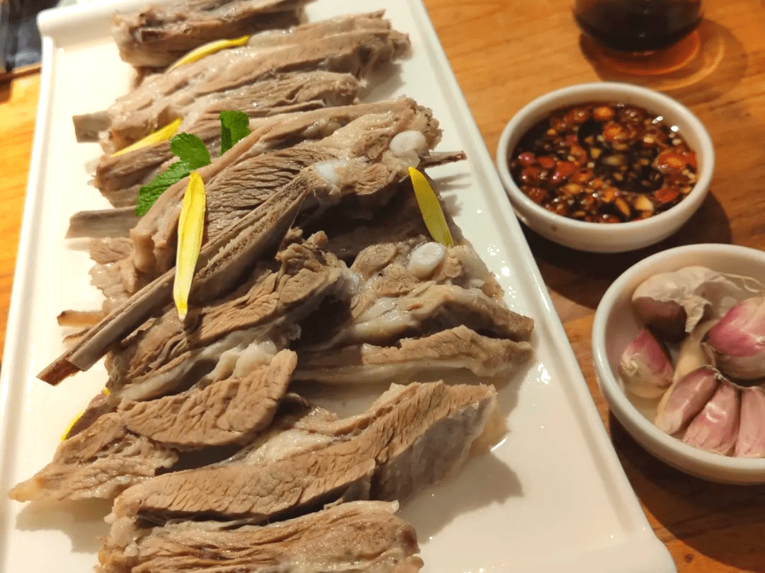 爱吃羊肉的朋友们,一定不要错过他家的茶盘手抓羊肉, 羊肉超嫩,香味