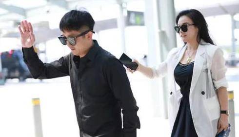 黑色|邹市明一家五口走机场！冉莹颖爆肥一身赘肉，长子成胖墩幼子呆萌