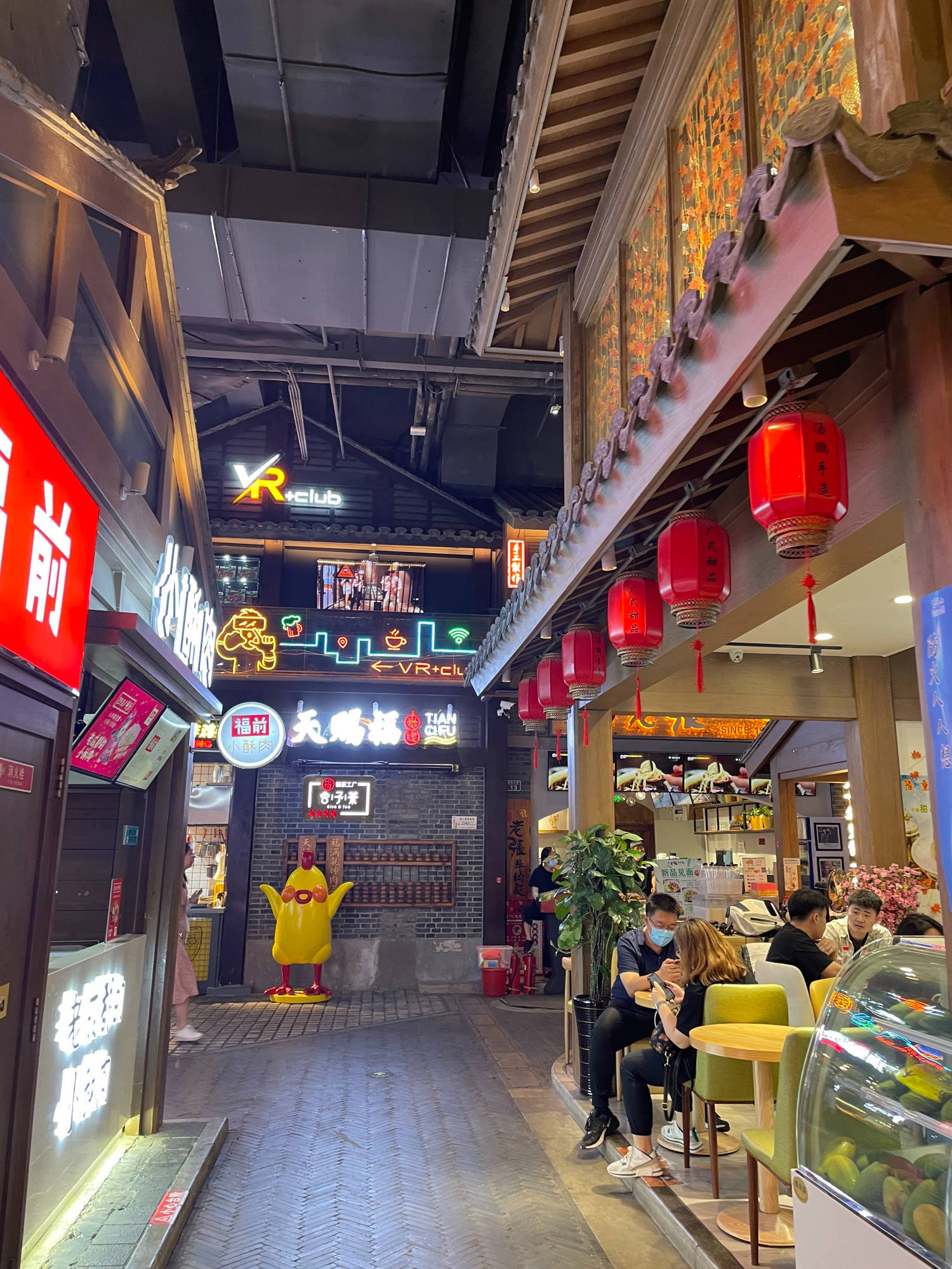 将自然的山城布局与商城商铺融合为一体