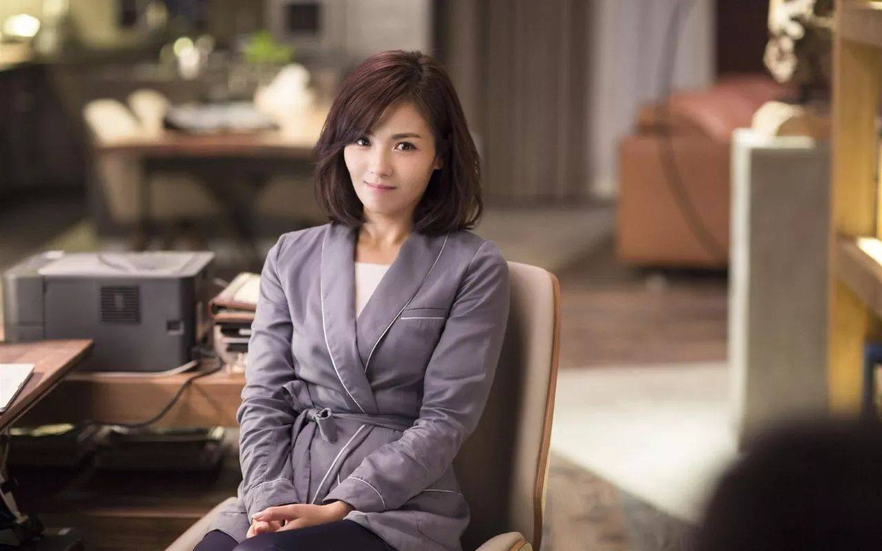 《欢乐颂》里果敢干练的安迪,职场精英的气质几乎都快溢出屏幕了,也