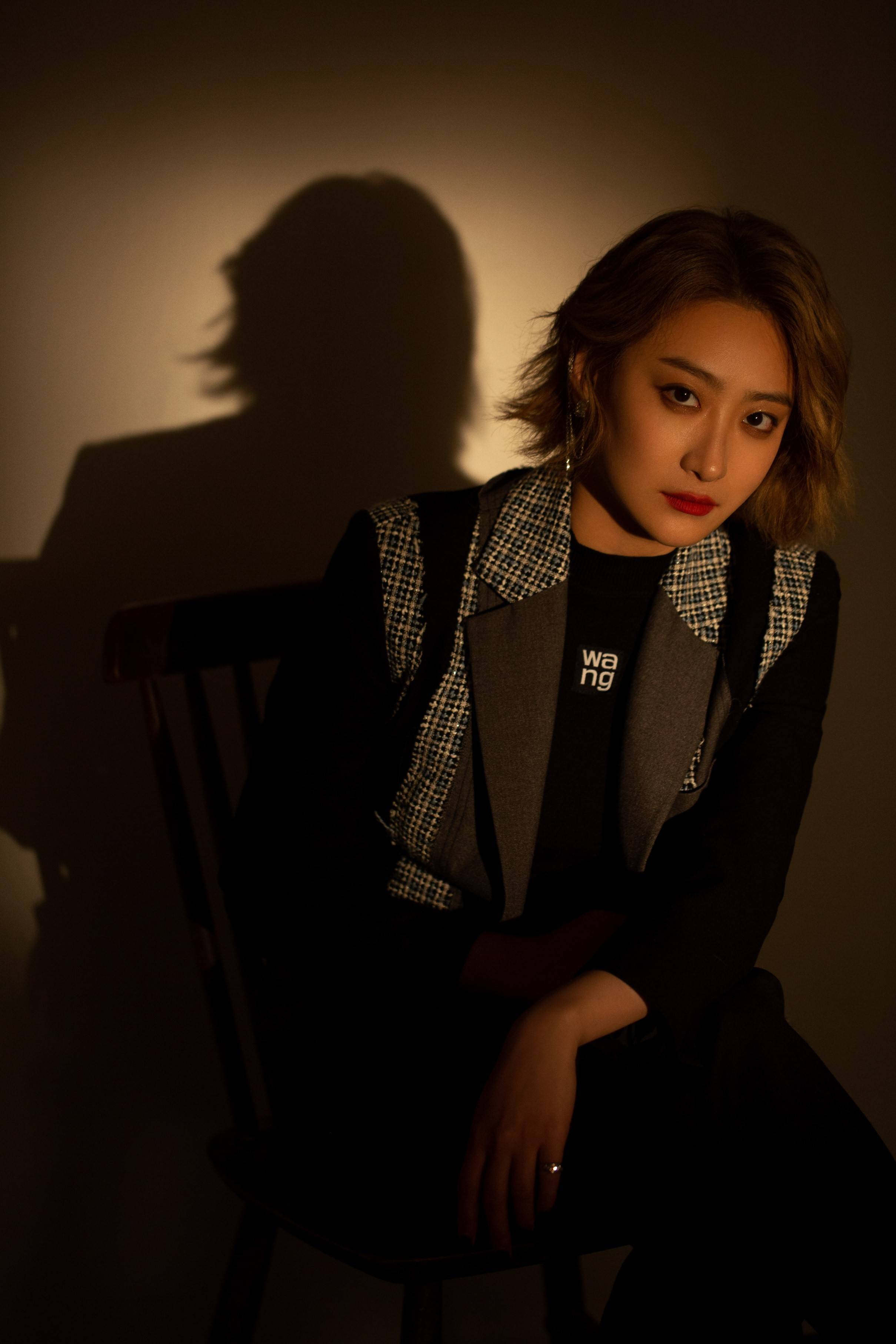 尚如梦光影写真更新 目光深邃神情坚毅